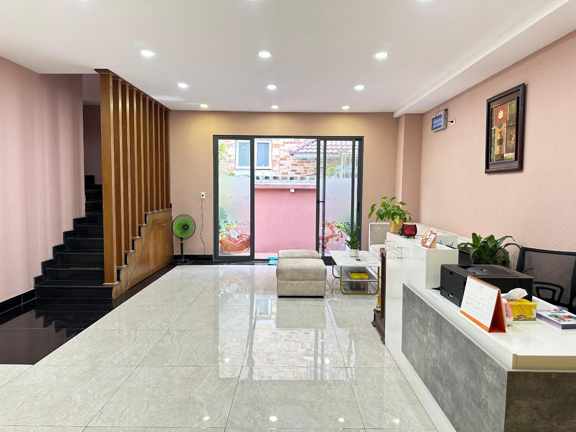 Khách sạn hẻo lánh New Land - Phu My Hung