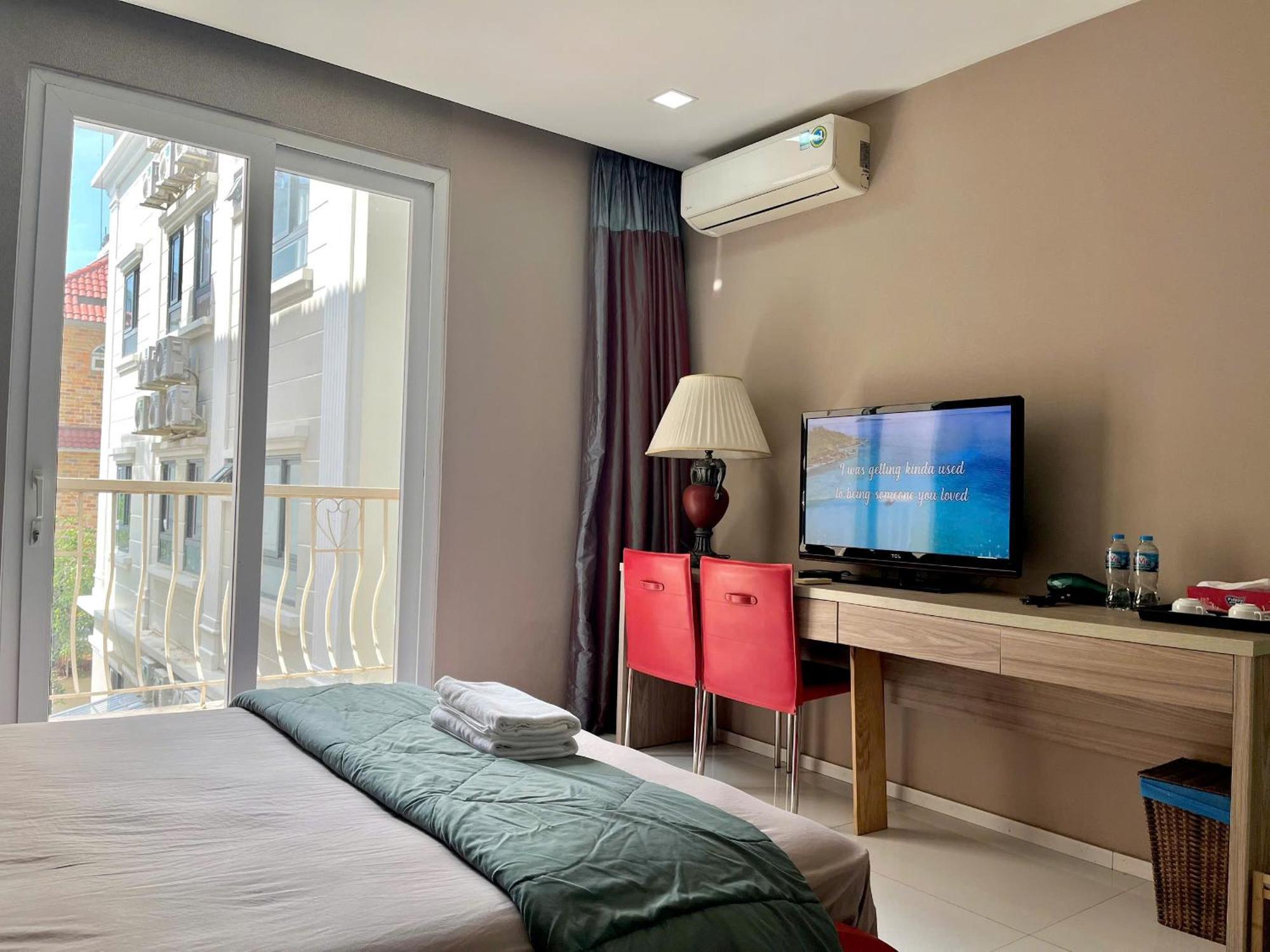 Khách sạn hẻo lánh New Land - Phu My Hung *